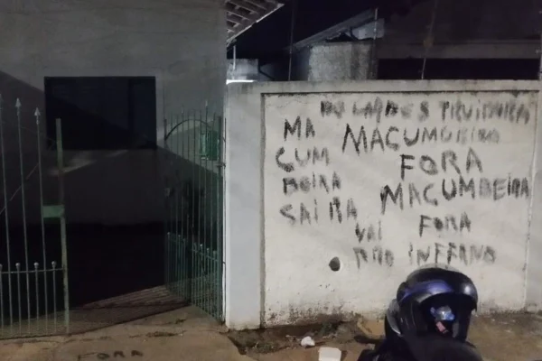 Vítima foi esfaqueada sete vezes e recebia bilhetes de ameaças por conta da religião; casal suspeito permanece preso no interior de SP