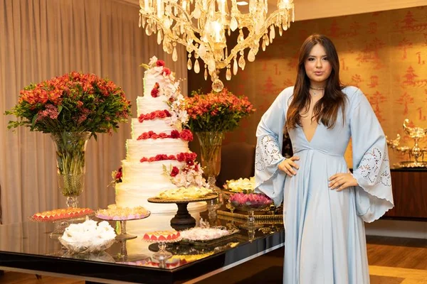 Maria Fernanda Miziara celebra a chegada dos 20 anos ao lado de amigos