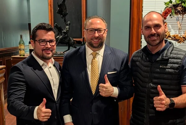 Eduardo Bolsonaro, Paulo Figueiredo e Jason Miller