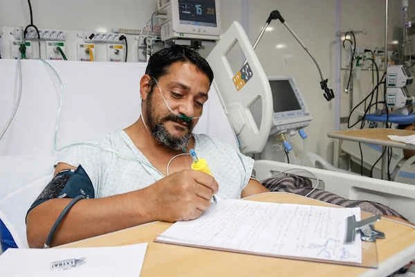 Todos os dias, Braulio entrega uma frase de esperança a seus colegas de ala internados no hospital Todos os dias, Braulio entrega uma frase de esperança a seus colegas de ala internados no hospital