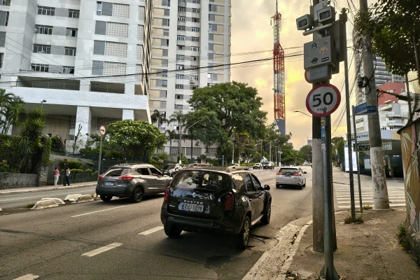 Imagem mostra rua em São Paulo - Metrópoles