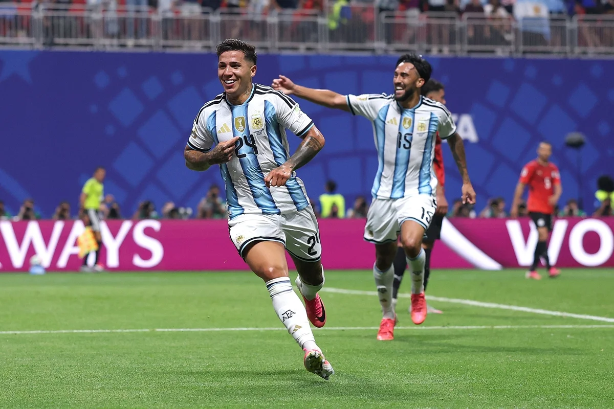 Argentina remonta e ganha por 3×2 na Copa com gols de Romero e Messi