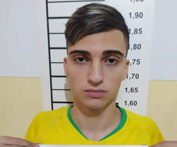 Imagem de homem jovem, com cabelo preto e mechas loiras e camiseta amarela - Metrópoles