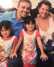 Gugu, Rose e os filhos posam juntos e sorridentes