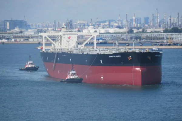Navio petroleiro japonês Idemitsu Maru atravessou o Estreito de Ormuz carregando 2 milhões de barris