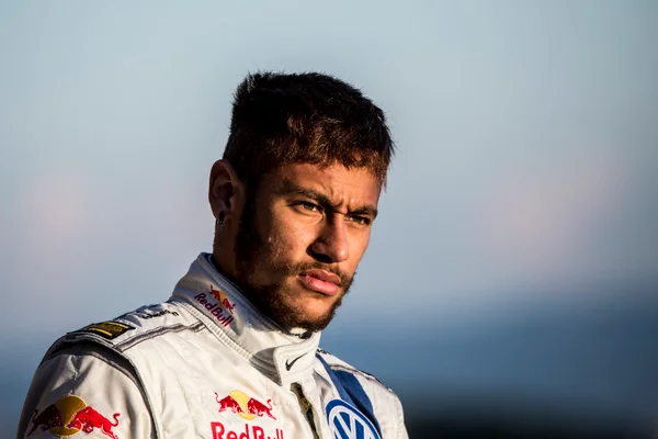 Após ser acusado de sonegação fiscal, Neymar compra Ferrari