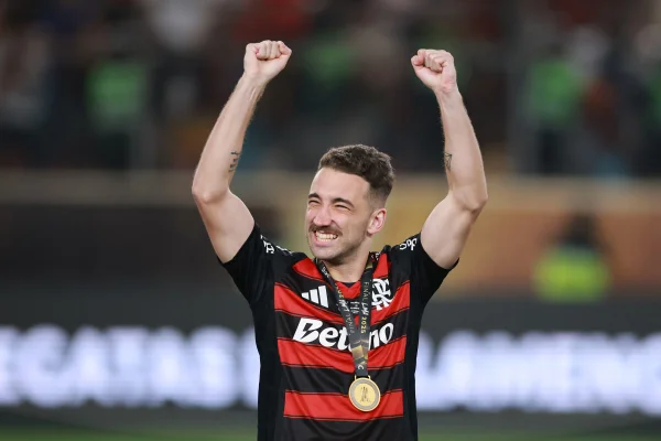 Foto colorida de Léo Ortiz, zagueiro do Flamengo - Metrópoles