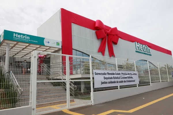 Hospital de Trindade, administrado pelo Imed, mostra faixa de apoio ao governador Ronaldo Caiado (Crédito: Divulgação/Pref.Trindade/07.fev.2023)