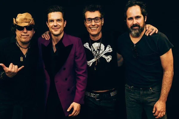 foto de quatro homens abraçados e sorrindo - Metrópoles