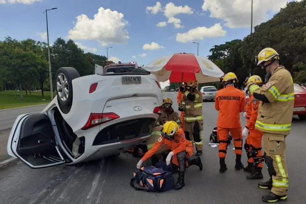 Carro capota e causa engarrafamento na área central de Brasília
