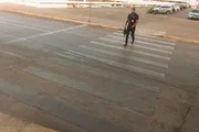 Faixas de pedestres estão com a pintura apagada, causando risco aos pedestres Faixas de pedestres estão com a pintura apagada, causando risco aos pedestres