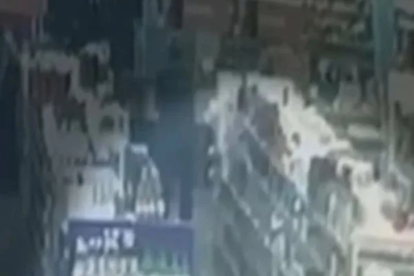 Vídeo: atendente de farmácia é flagrado beijando menina de 6 anos