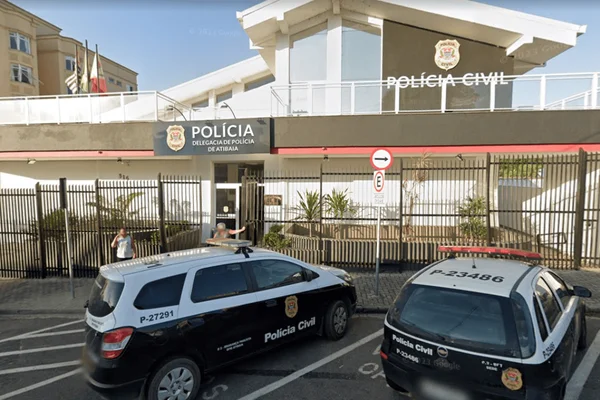 Imagem colorida da fachada da Delegacia de Polícia Civil de Atibaia - Metrópoles