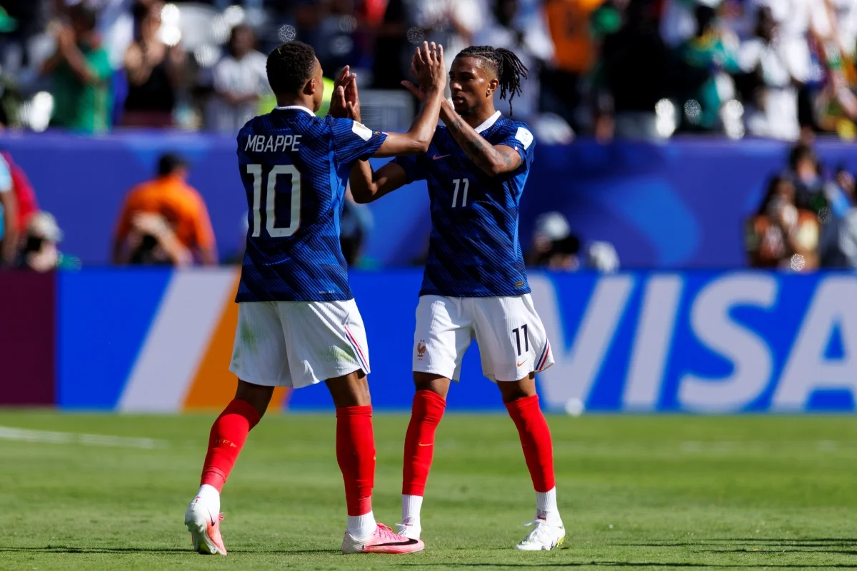 Mbappé e Olise respondem por 10 dos 13 gols da França na Copa e levam equipe às oitavas