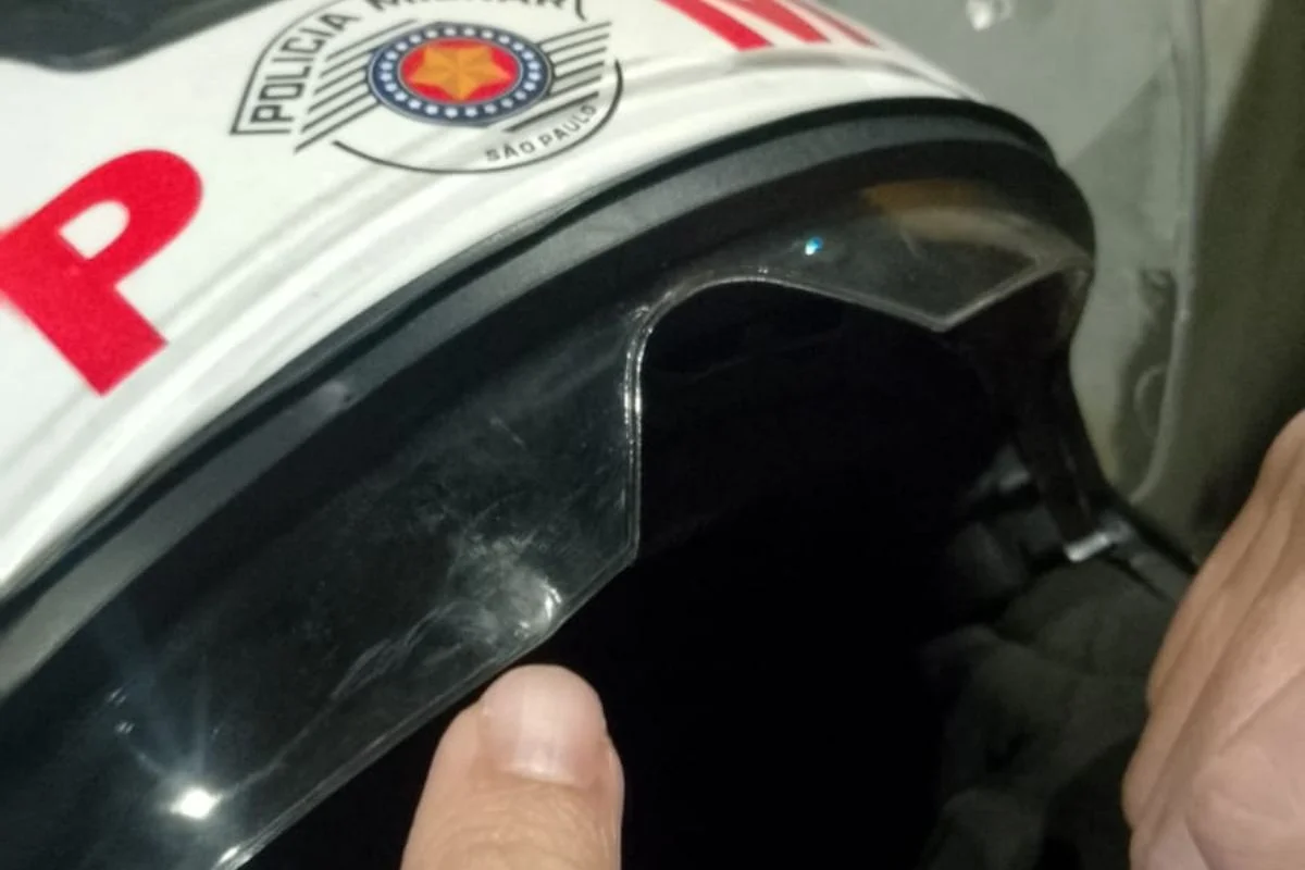 Disparo feito por suspeito contra policial militar atingiu capacete e projétil ficou alojado em supercílio do militar Disparo feito por suspeito contra policial militar atingiu capacete e projétil ficou alojado em supercílio do militar
