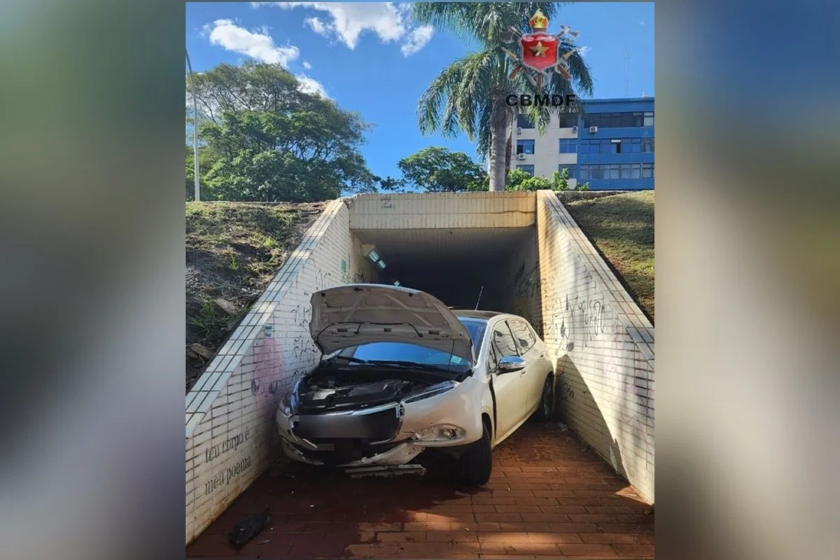 Motorista perde controle, e carro cai em passagem subterrânea no Eixão - imagem 2 Motorista perde controle, e carro cai em passagem subterrânea no Eixão - imagem 2