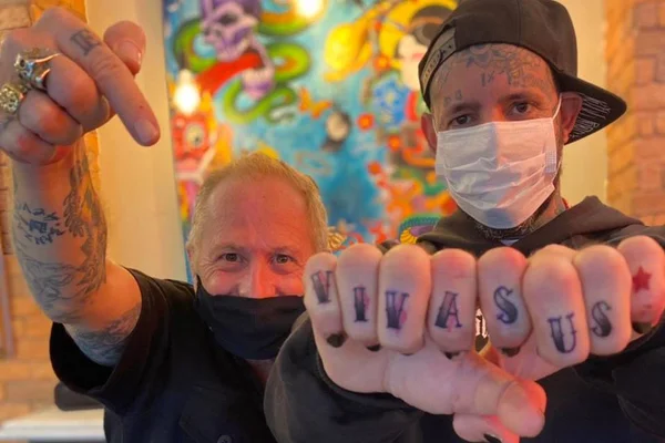 Após tomar 1ª dose da vacina, Tico Santa Cruz tatua: “Viva o SUS”