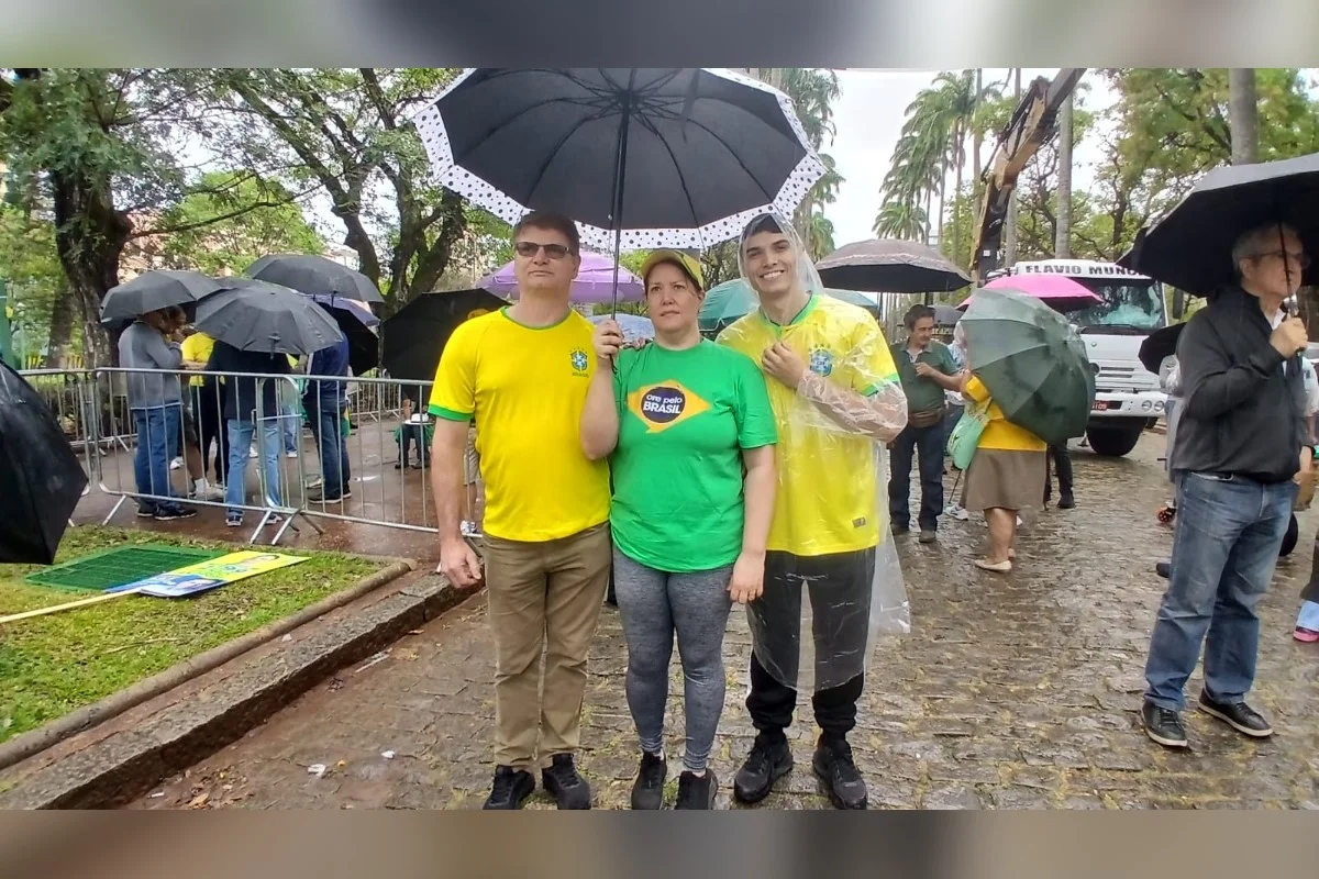 Família foi ao evento para reclamar do Supremo: "Nossa Justiça é uma vergonha" Família foi ao evento para reclamar do Supremo: "Nossa Justiça é uma vergonha"