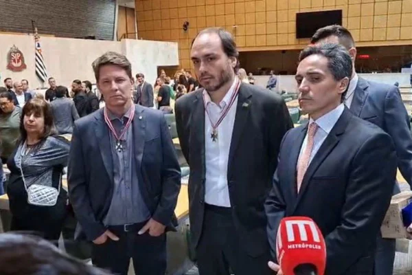 Imagem colorida mostra Mário Frias e Carlos Bolsonaro em entrevista na Alesp - Metrópoles