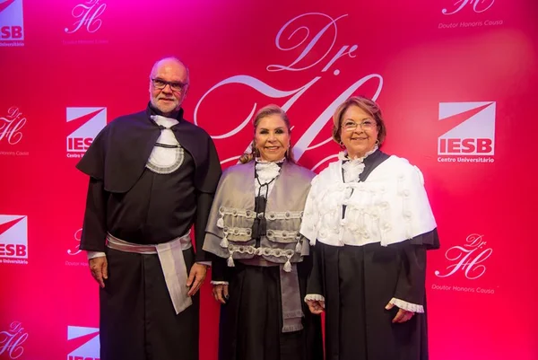 Eda Coutinho concede premiação Honoris Causa a personalidades