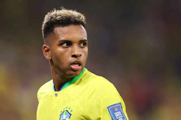 O jogador Rodrygo da seleção brasileira olha para trás caminhando em campo durante partida contra Suíça Copa do Mundo do Catar - Metrópoles