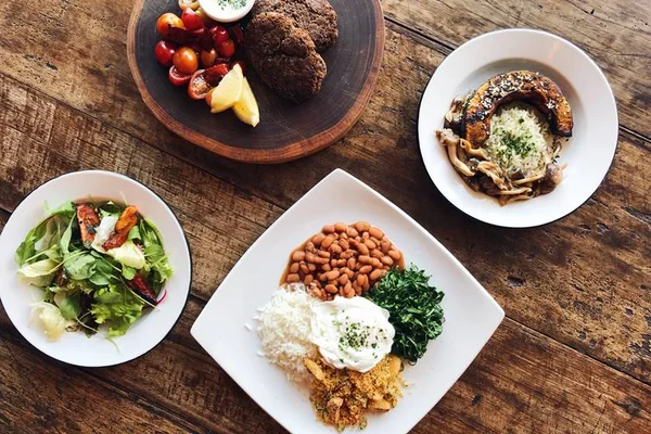 Influenciadora Sarah Gomes assina menu veggie no Loca Como Tu Madre