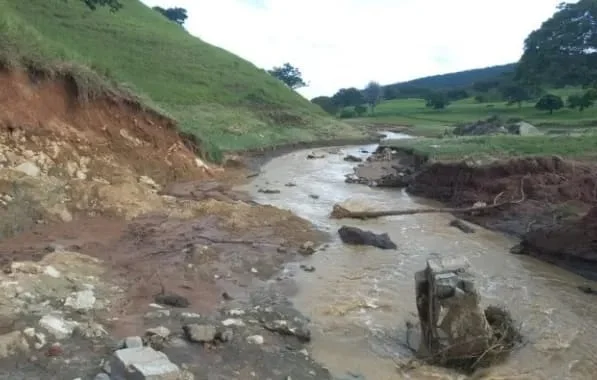 Barragem de propriedade rural rompe e interdita estradas na Bahia