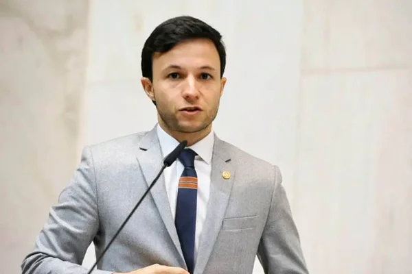 Novo quer cobrar mensalidade de estudantes. USP tem superávit