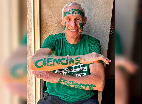 Imagem colorida de homem de 62 anos que entrou para a faculdade