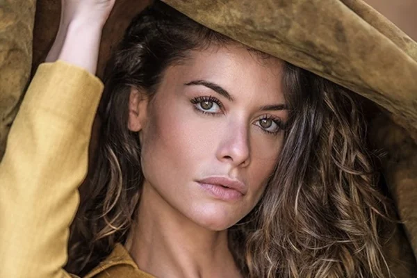 Alinne Moraes fazendo cara sexy
