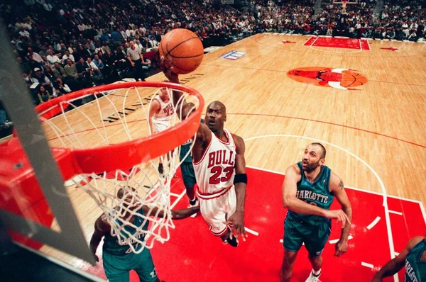 Michael Jordan tenta cesta em jogo da NBA