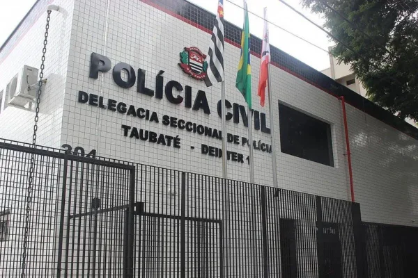 Após uma denúncia anônima, a bebê foi encontrada com lesões corporais graves e sem atendimento médico. Mãe e babá foram presas em flagrante - Metrópoles