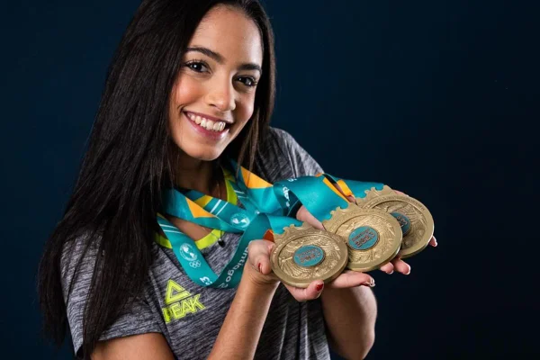 Foto colorida de Victoria Borges, atleta da ginástica ritmica - Metrópoles