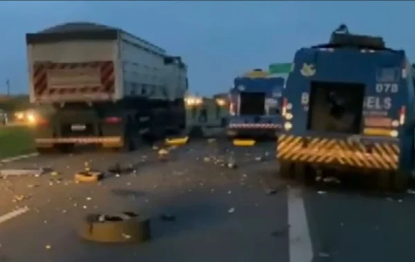 foto colorida de ataque a dois carros-fortes na Rodovia Washington Luís (SP-330), em Cordeirópolis (SP) - Metrópoles