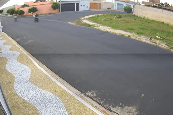 Imagem colorida de uma rua com dois meninos em uma bicicleta motorizada colidindo com uma motocicleta - Metrópoles