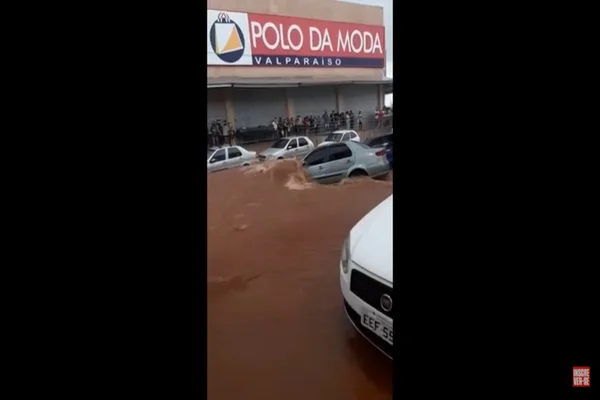 carro sob influecnia de alagamento