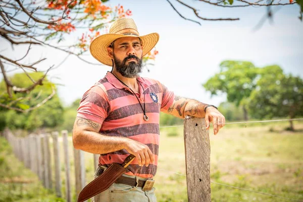 Juliano Cazarré lamenta saudade dos quatro filhos e da esposa grávida