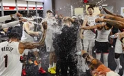 Tiago Splitter foi "batizado" pelos jogadores após triunfo Tiago Splitter foi "batizado" pelos jogadores após triunfo