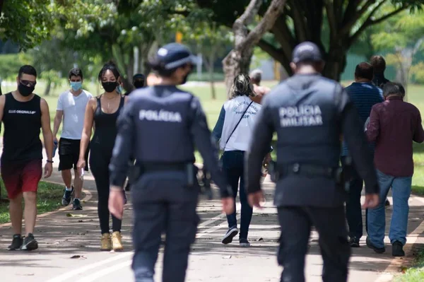 Em um ano, 306 pessoas foram multadas no DF por não usar máscara