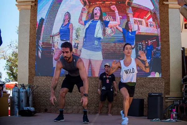 Gabriela Pugliesi e Erasmo Viana participam de aula fitness na capital