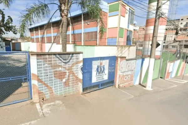 Imagem colorida de fachada de escola estadual na zona leste de SP onde aluno ofereceu veneno para rato ao colega - Metrópoles