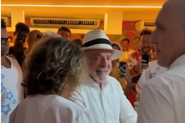 Lula assiste a desfile na Sapucaí com ministros, amigos e familiares