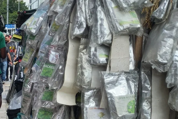 Imagem mostra embalagens de chás expostas nas ruas - Metrópoles