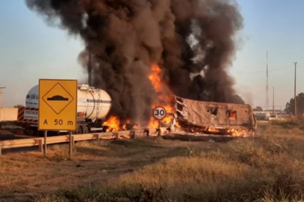 Caminhão tanque explodiu na BR-364 - Metrópoles