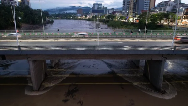Fotografia colorida mostra o rio Itajaí-Açu em Blumenau (SC)