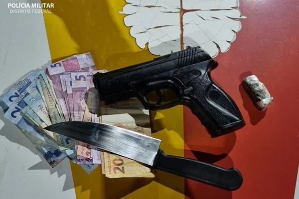 Faca, dinheiro e arma de fogo