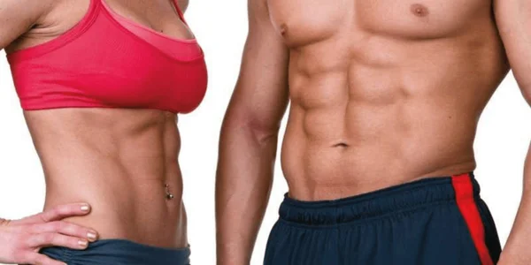 Foto mostra closeup em abdominais de um homem e de uma mulher - lipoaspiração u-graft - Metrópoles