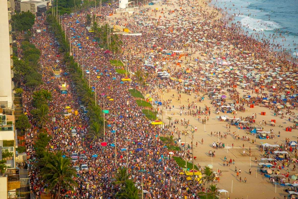 Imagem colorida mostra praia de Ipanema durante Carnaval - Metrópoles