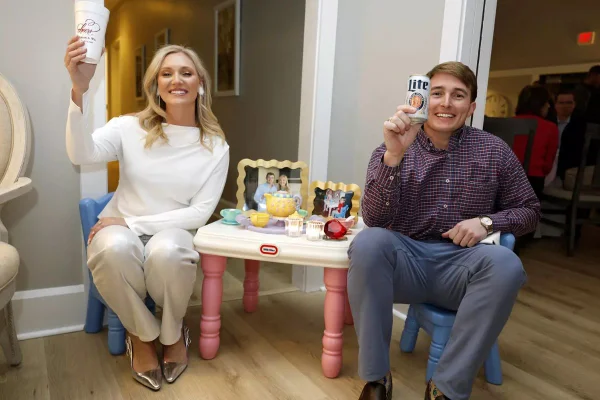 Mãe deu ideia de recriar foto de casal que se conheceu na infância