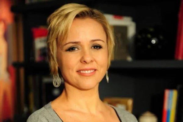 Foto colorida de Giulia Gam sorrindo - Metrópoles